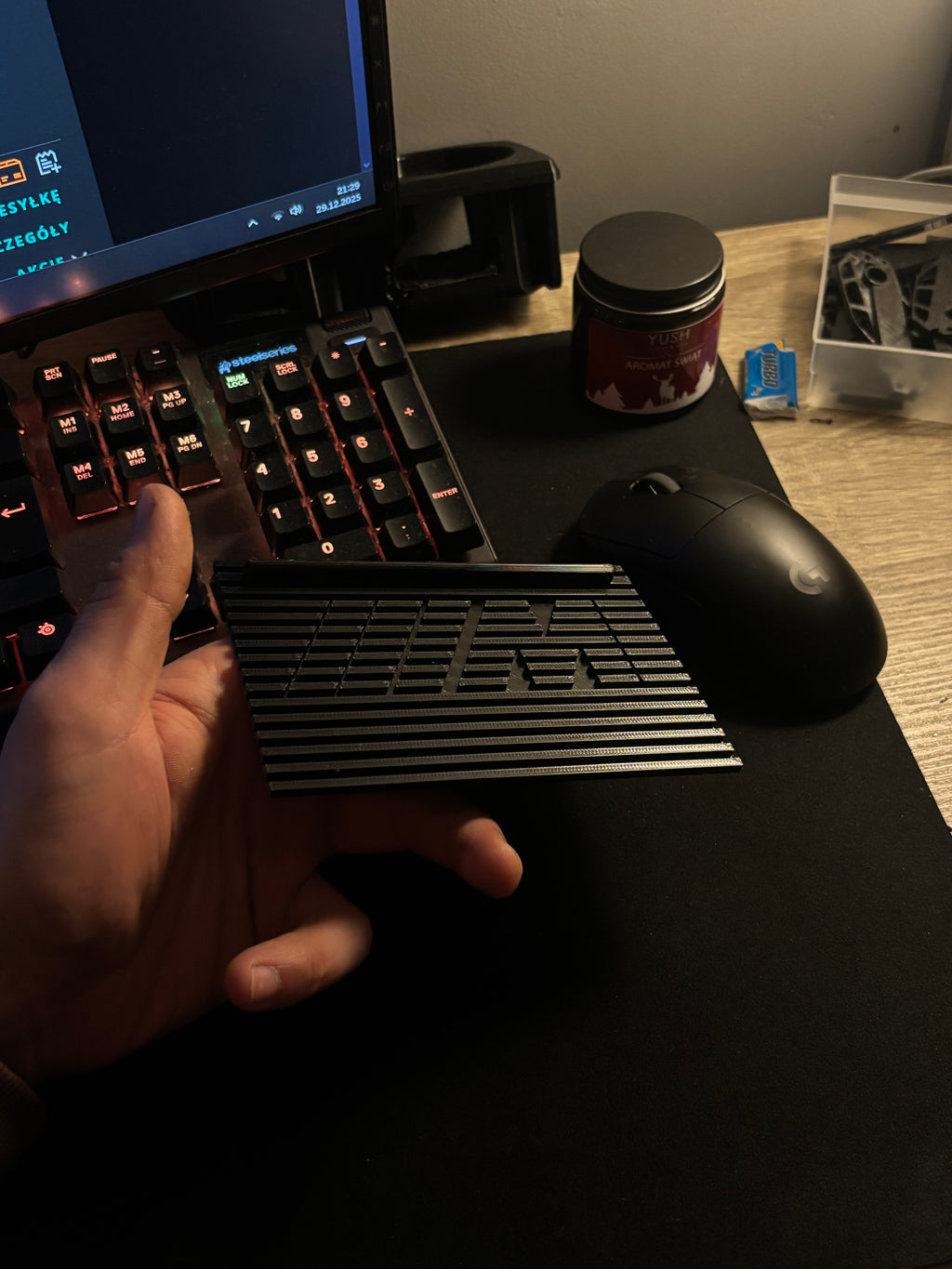 Roletka tylnej popielniczki z logiem M